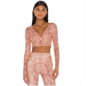NWT Lovewave The Ana Workout Top in Blush Boa 🩷 Size Small
Brand new with tags!